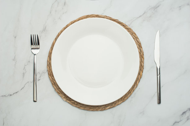 灰色背景上的白色盘子图片下载