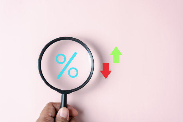 放大镜聚焦到百分比图标内增加和减少，向上和向下箭头货币货币交易的汇率转移率。图片下载