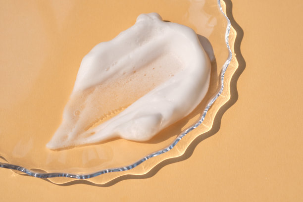 浅米色背景上的肥皂泡沫。图片下载