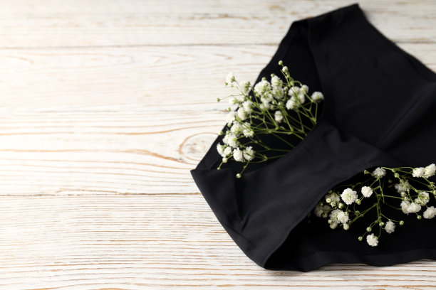 白色木制背景上的女性内裤概念图片下载