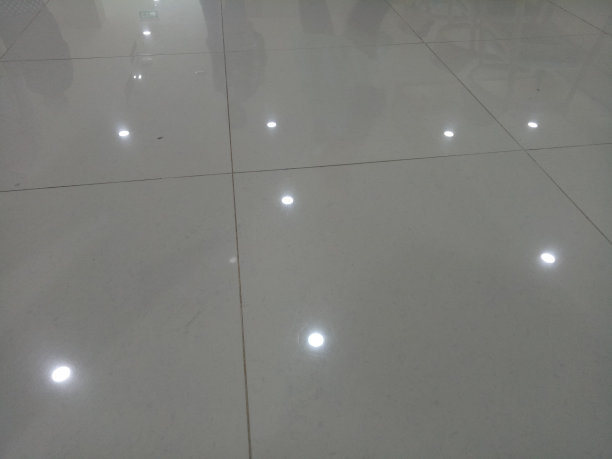 灰色瓷砖地板的照片，白色的光影图片下载