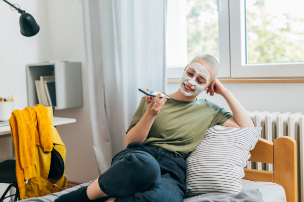 宿舍里的女学生图片下载
