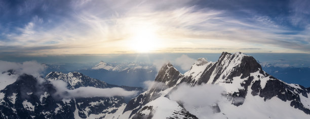 从飞机上鸟瞰加拿大冬季冰雪覆盖的山地景观。图片下载