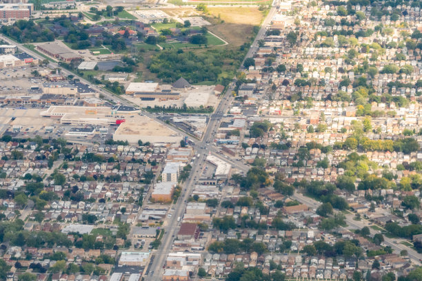 伊利诺斯州诺里奇的购物中心和郊区鸟瞰图图片下载