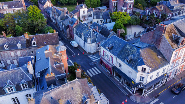 鸟瞰图中的老建筑(房子)，在度假胜地在诺曼底，一个古老的小镇在海岸图片下载