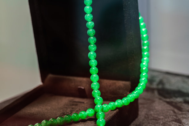 绿色软玉串成的圆珠图片下载