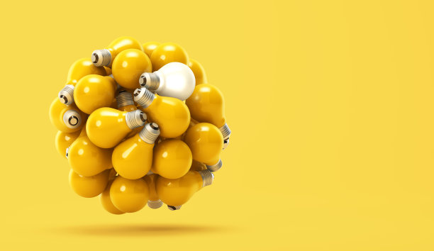 亮灯:在黄色背景上从未亮灯或昏暗的灯中突出的发光灯泡图片下载