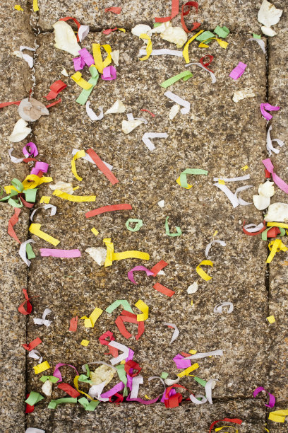 婚礼结束后，古老的石头地板上铺着花瓣和五彩纸屑。图片下载