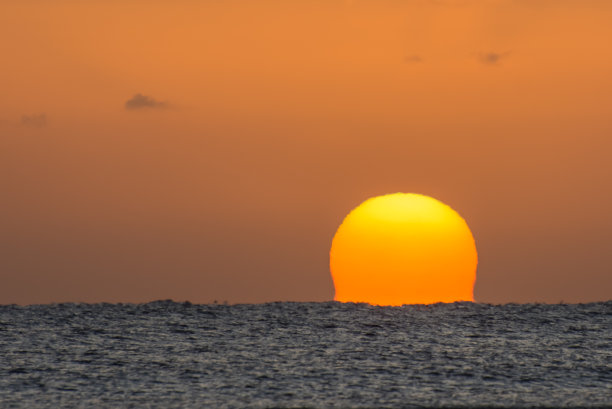 令人惊叹的日出，在埃及红海的地平线上有一个扭曲的橙色太阳图片下载