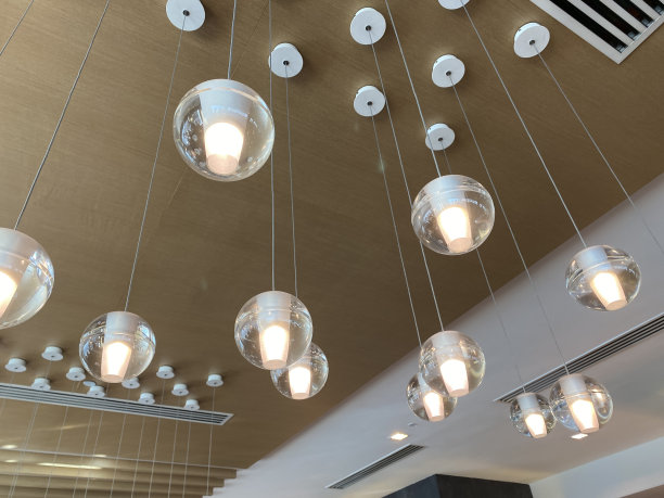 黑暗办公工业大楼、展览馆吊顶施工的长线采光及通风系统图片下载