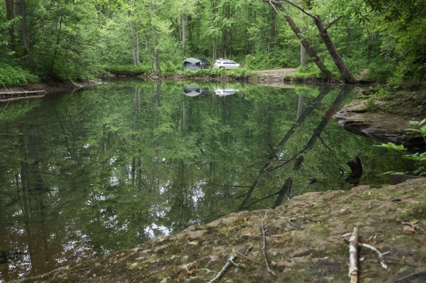 在平静的溪流旁登陆营地图片下载
