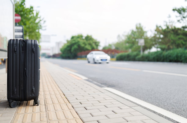 巴士站的行李箱图片下载