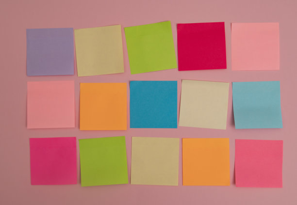 彩色的便利贴孤立在粉红色的背景。图片下载