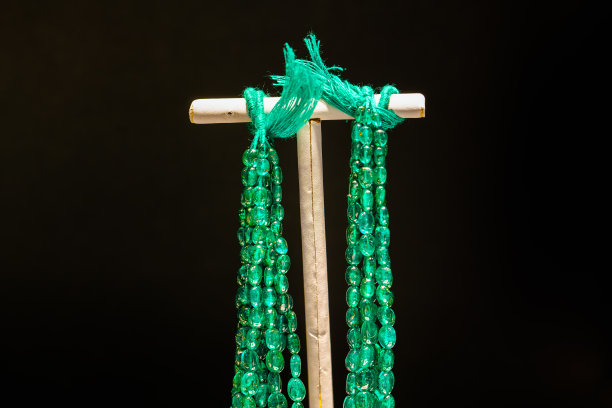 绿色软玉串成的圆珠图片下载