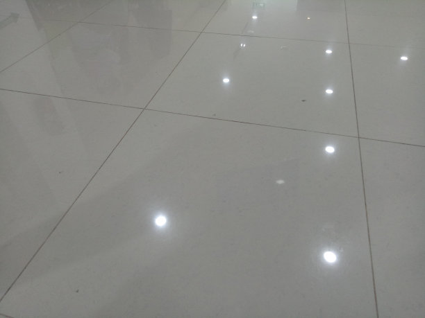 灰色瓷砖地板的照片，白色的光影图片下载