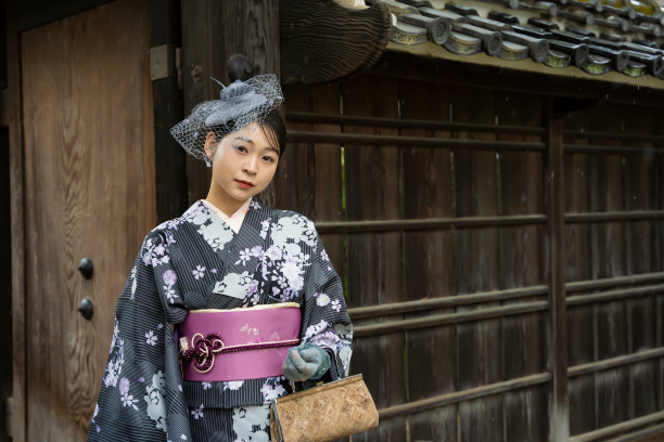 在下雨天看到一个穿着传统和服的美女。图片下载