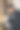 一个人坐在家里的大窗户前。新郎的早晨。结婚的那一天图片下载