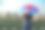 在伦敦市中心的威斯敏斯特桥上，一名女子手持英国国旗伞眺望风景图片下载