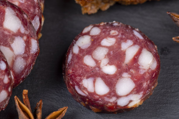 切片的高品质猪肉香肠加上猪油块图片下载