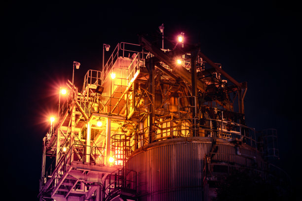 夜间黄昏燃气联合发电厂是工业区内所有工厂的配套设备图片下载