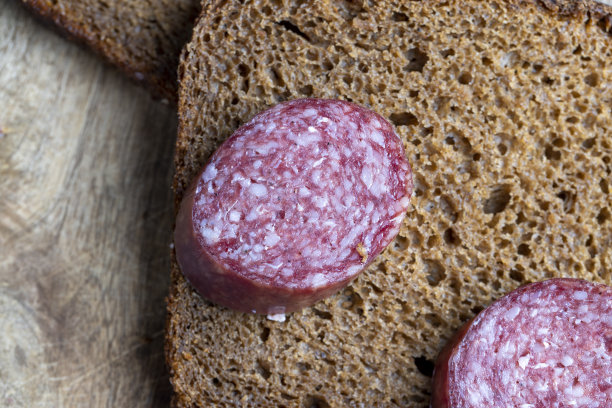 黑麦面包放在木板上图片下载