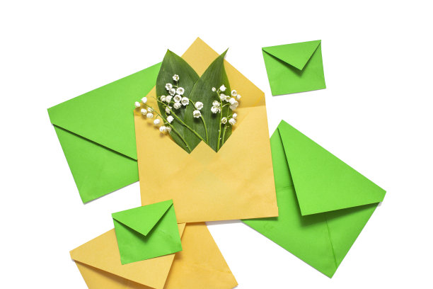 透明背景上的绿色、黄色信封。图片下载