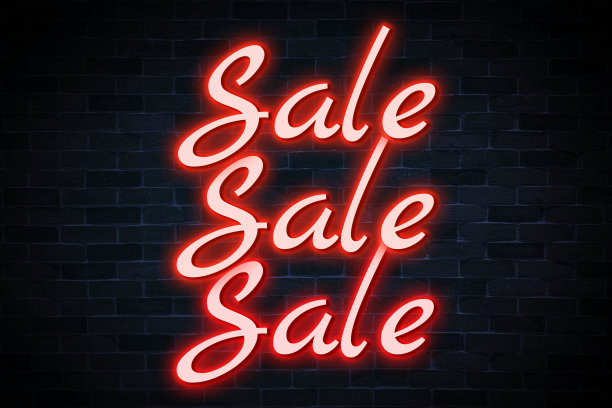 砖墙背景上的销售霓虹灯横幅。图片下载