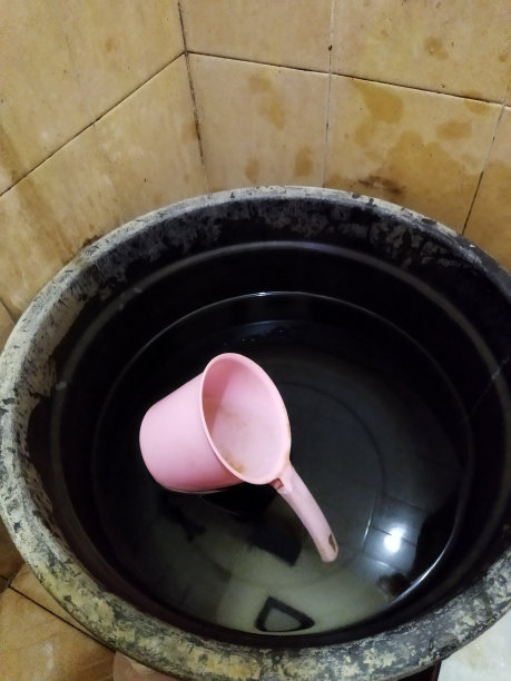 一张用来洗澡的浴缸的照片图片下载