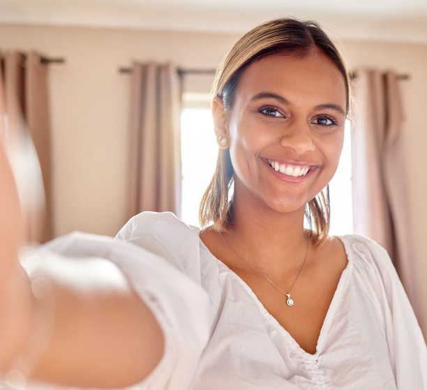 女人，肖像微笑和自拍头像，视频博客或社交媒体在家里发布。快乐友好的美女女性影响者或视频博主的脸微笑在POV照片，记忆或幸福在线图片下载