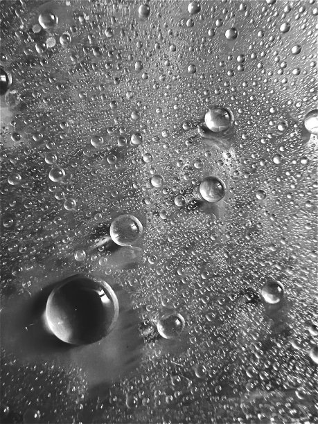 水滴泡沫黑色背景图片下载