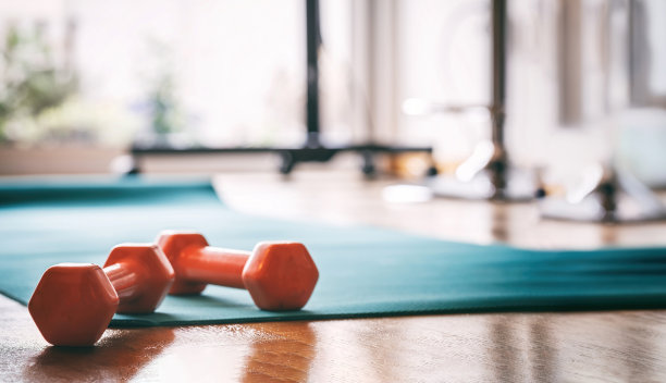 在木地板上放一对哑铃图片下载