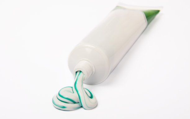 白色背景上隔离的牙膏管。特写镜头。预防牙菌斑及蛀牙。新鲜的气息。牙科的概念。口腔护理。图片下载