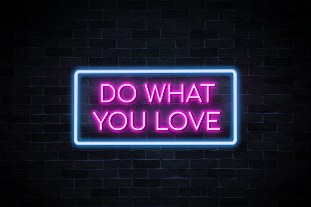 做你喜欢的霓虹灯砖墙背景。图片下载