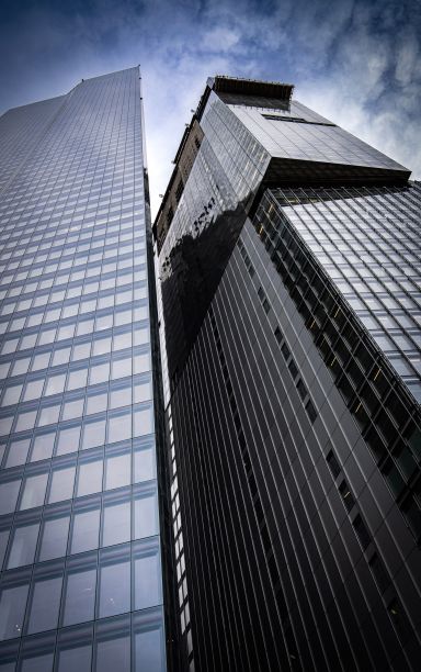 从地面向上看，可以看到三座建筑物，其中一座位于它们后面图片下载