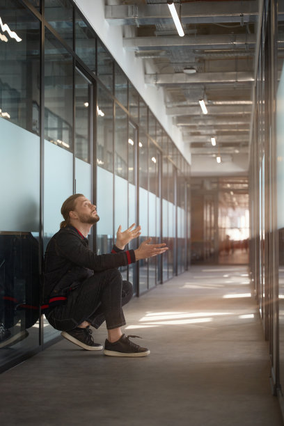 年轻人看着走廊的天花板图片下载