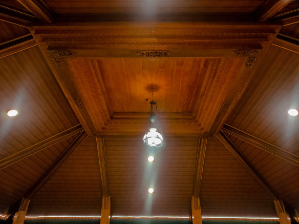 简单的房子里有棕色的木制天花板和灯光图片下载