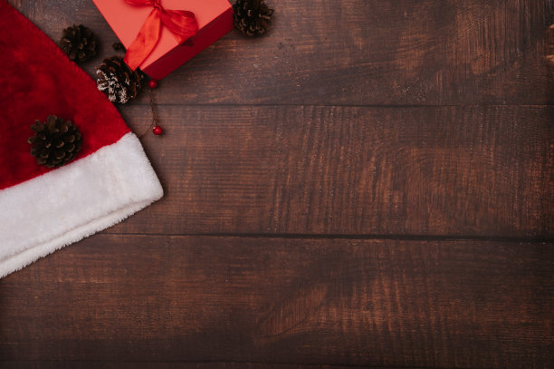 圣诞框架，在flatley风格与圣诞装饰的球，锥，香料。庆祝新年的概念。前视图。放文字的地方。图片下载