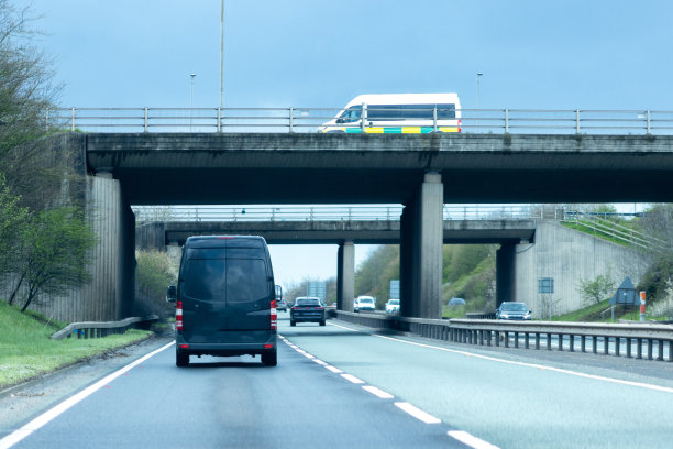 路上的白色货车图片下载