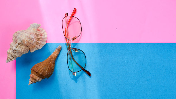 海滩配件在粉红色和浅蓝色的背景图片下载