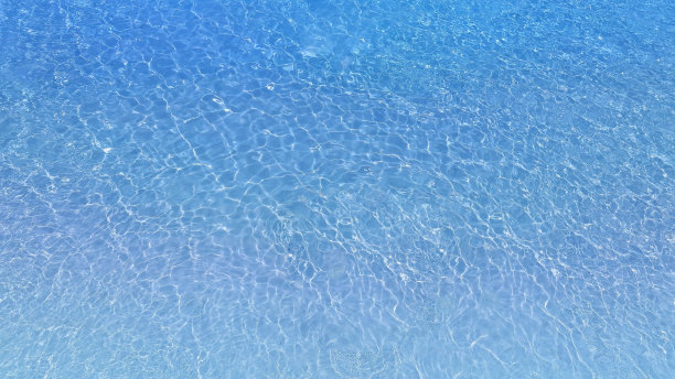 海滩背景上水晶般清澈的海水的鸟瞰图图片下载