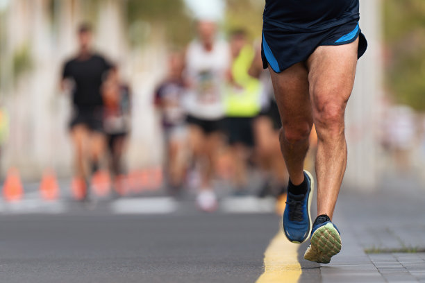 马拉松选手在城市道路上奔跑图片下载