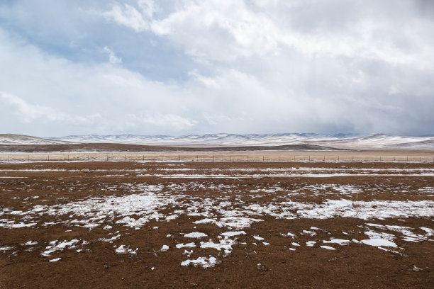 蒙古中部的冬季景观图片下载