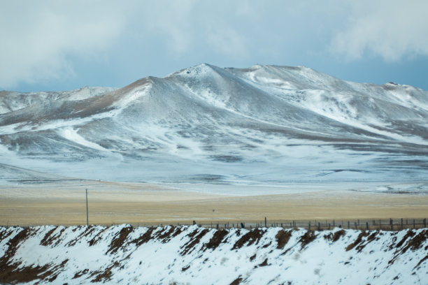 蒙古中部的冬季景观图片下载