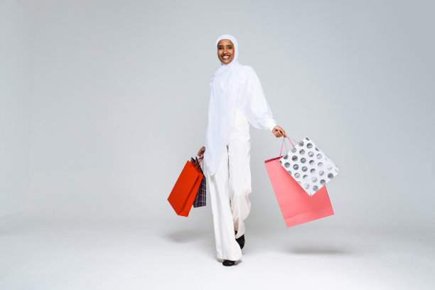 美丽的阿拉伯中东妇女与传统的长袍在工作室图片下载