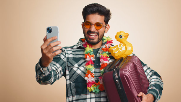 旅行者博主游客印度男子戴着墨镜用智能手机自拍录视频电话图片下载