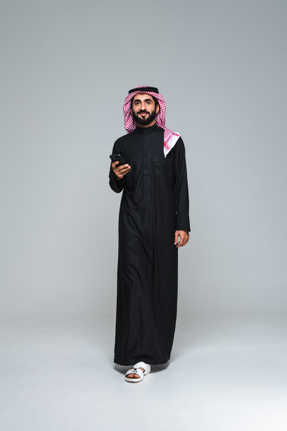 英俊的沙特阿拉伯中东男子与传统的thwab肖像在工作室图片下载