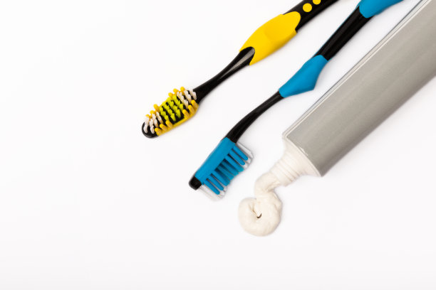 白色背景上的牙膏和牙刷。特写镜头。预防牙菌斑及蛀牙。新鲜的气息。牙科的概念。口腔护理。图片下载