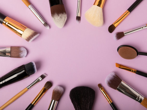 美容化妆品化妆刷。化妆刷的收藏。横幅。时尚女人化妆刷。创意时尚理念。放文字的地方。平的。灭克磷。图片下载