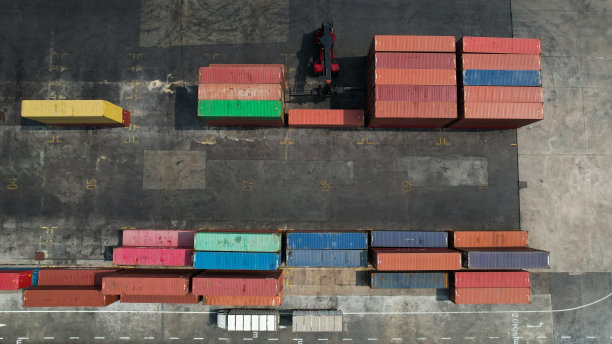 拉姆查邦港(Lame Chabung Harbour)码头上等待装载到集装箱船上的集装箱航拍特写，船只延误了图片下载