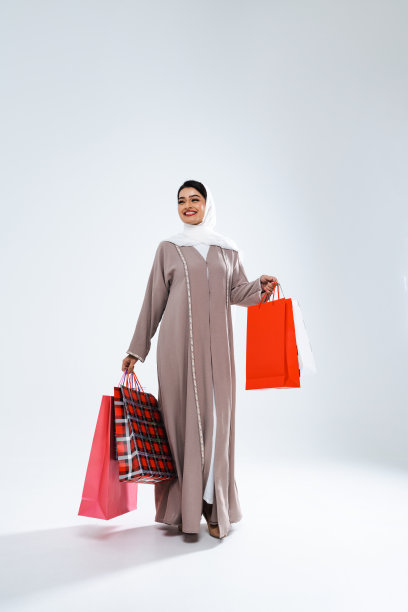 美丽的阿拉伯中东妇女与传统的长袍在工作室图片下载